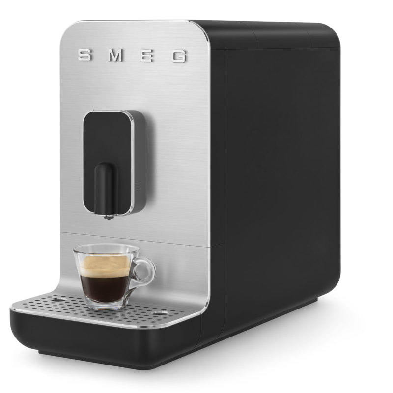 cafetera negra SMEG automática Espresso diseño calidad molinillo café servido