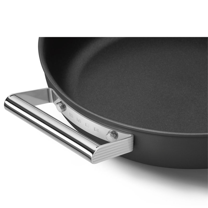 cacerola negra detalle asa calidad diseño SMEG cocina estilo