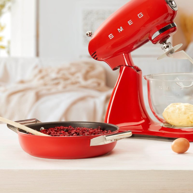 cacerola roja en navidad junto a robot amasador calidad diseño SMEG cocina estilo