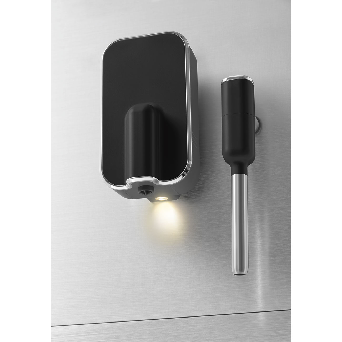 cafetera negra SMEG automática Espresso diseño calidad molinillo vista detalle vaporizador y dispensador con luz encendida