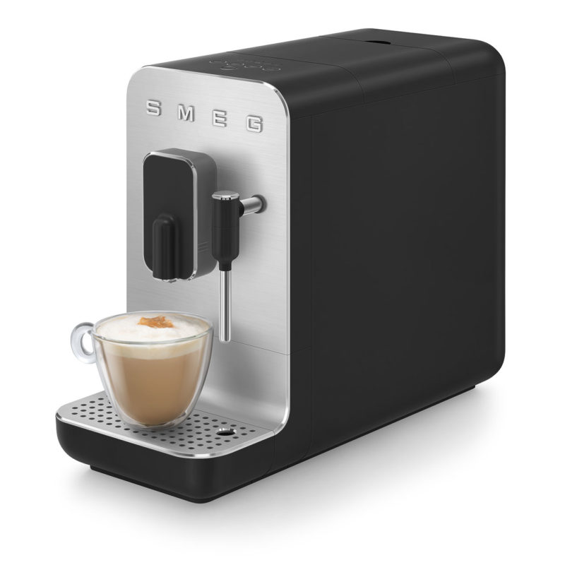 cafetera negra SMEG automática Espresso diseño calidad molinillo y vaporizador integrados café servido