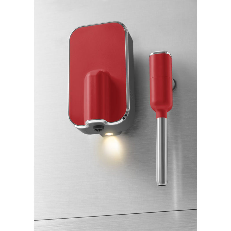 cafetera roja SMEG automática Espresso diseño calidad molinillo vista detalle vaporizador y dispensador con luz encendida