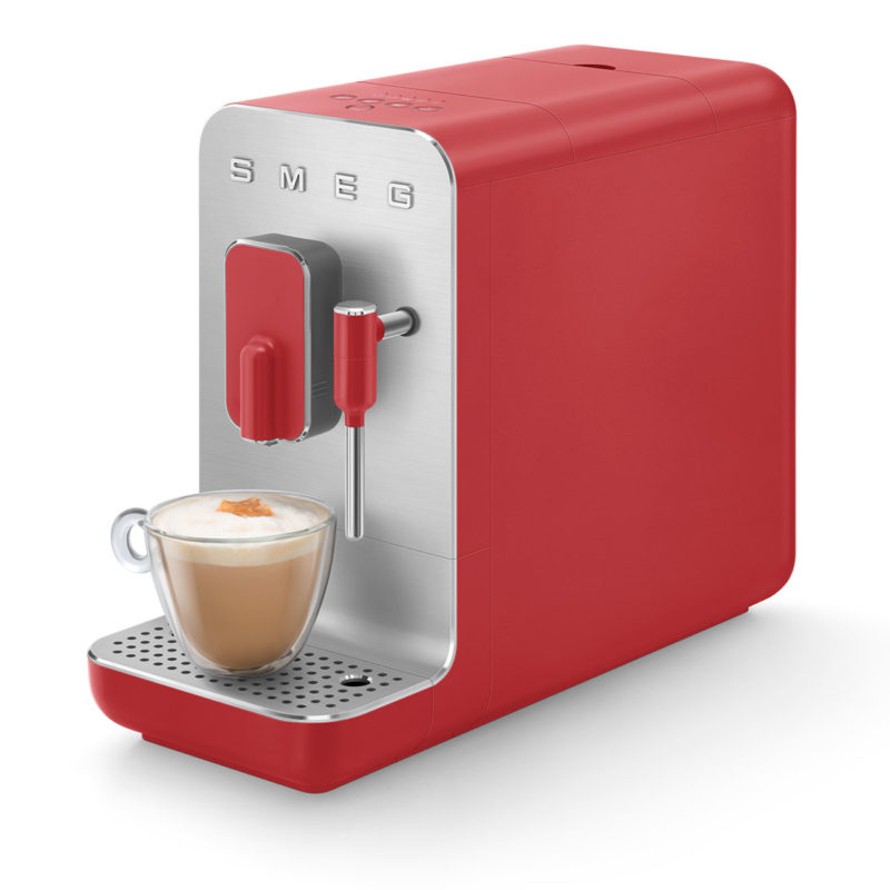 cafetera roja SMEG automática Espresso diseño calidad molinillo y vaporizador integrados café servido