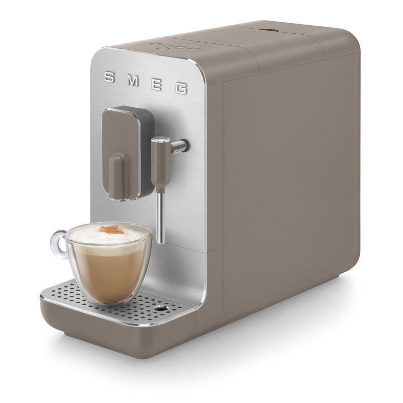 cafetera marrón taupe SMEG automática Espresso diseño calidad molinillo y vaporizador integrados café servido