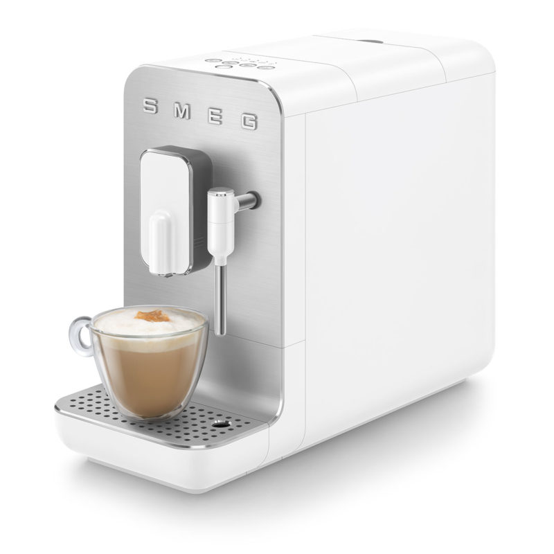 cafetera blanca SMEG automática Espresso diseño calidad molinillo y vaporizador integrados café servido