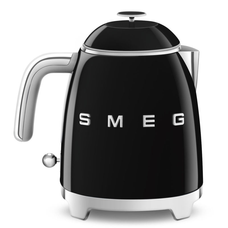 hervidor mini negro para té o infusión diseño compacto vintage SMEG