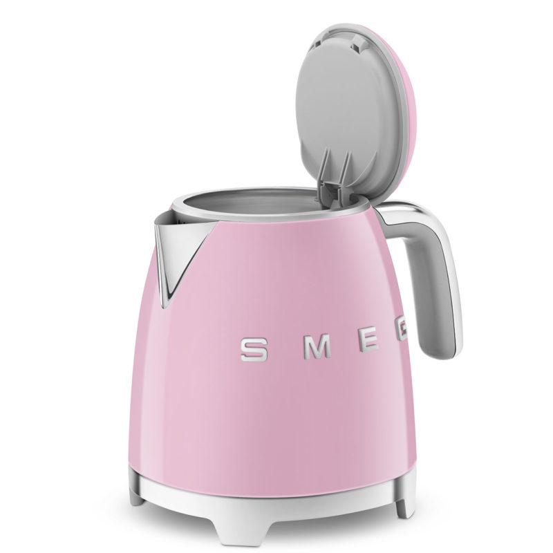 hervidor mini rosa para té o infusión diseño compacto vintage SMEG con tapa abierta