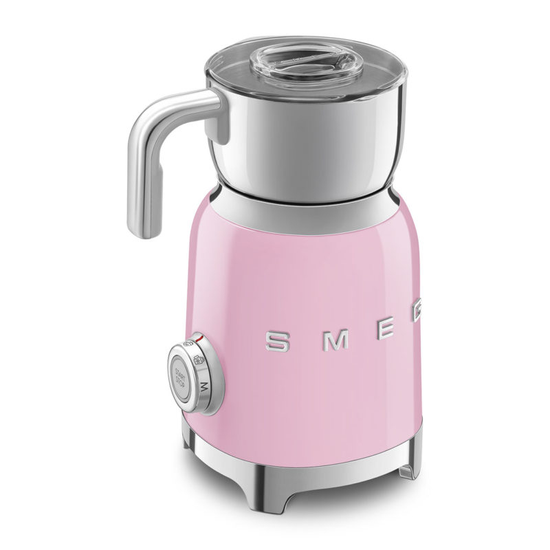 espumadora rosa para leche o bebida vegetal SMEG diseño compacto y elegante cremosa