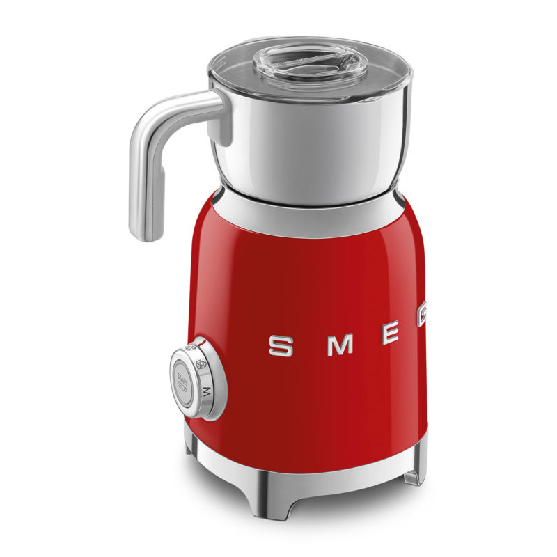 espumadora roja para leche o bebida vegetal SMEG diseño compacto y elegante cremosa
