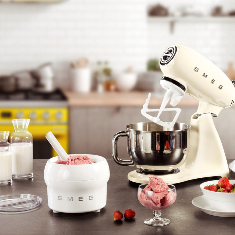 Heladera y robot amasador con espátula haciendo helado de fresa