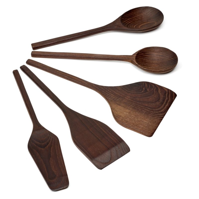 Set de utensilios de cocina en madera de fresno carbonizado Colección PURE dispuestos en semicirculo