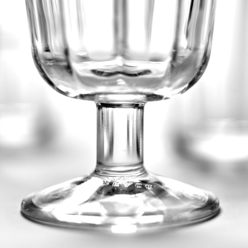 copa de vino blanco de 22 cl de la colección SURFACE by Sergio Herman, de cristal potásico, líneas rectas inspiradas en el clásico tumbler. Detalle pie.