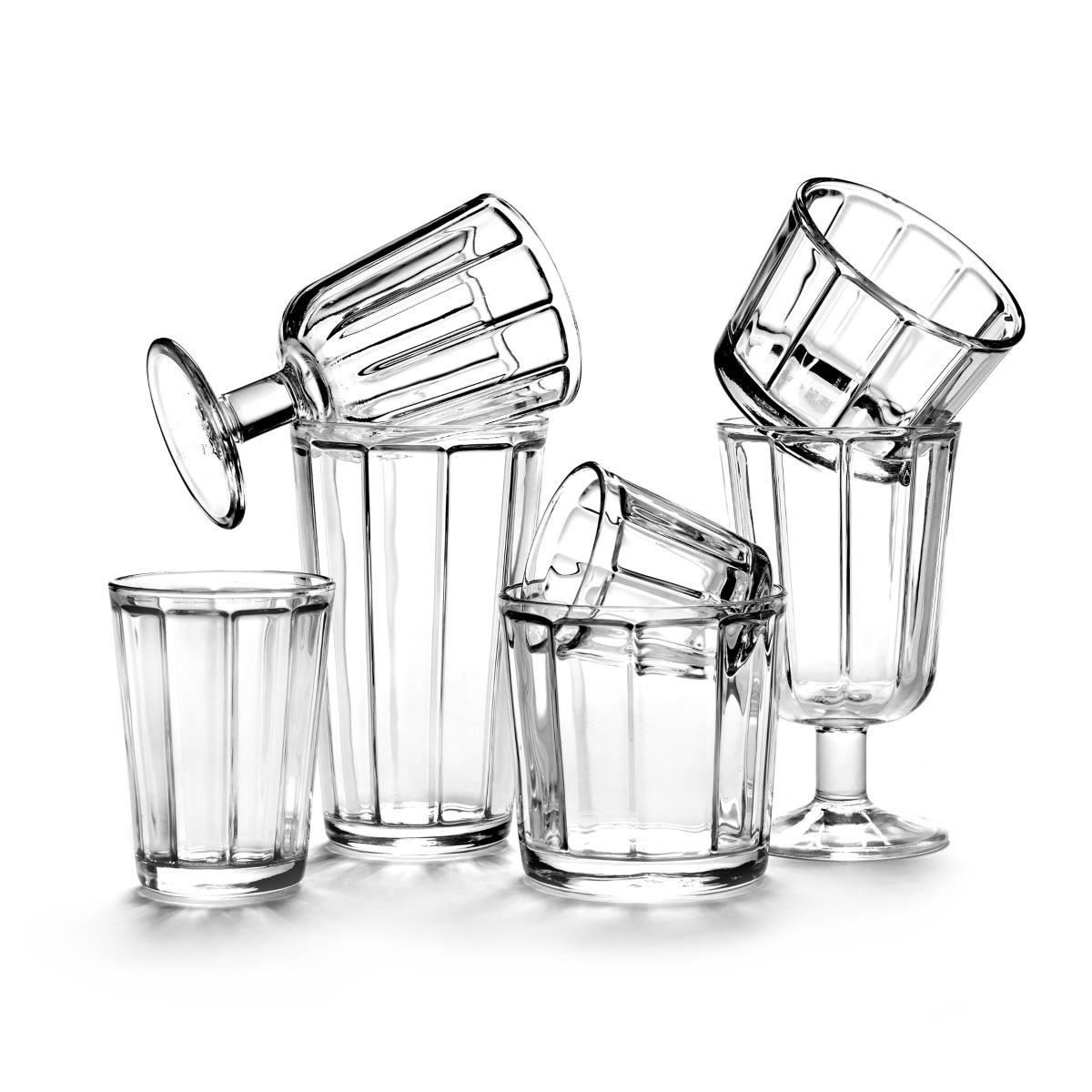 colección SURFACE by Sergio Herman, de cristal potásico, líneas rectas inspiradas en el clásico tumbler. Vasos apilados aleatoriamente.