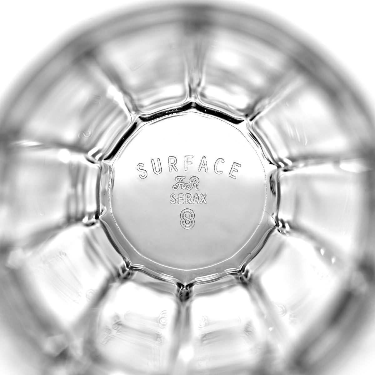 colección SURFACE by Sergio Herman, de cristal potásico, líneas rectas inspiradas en el clásico tumbler. Detalle culo vaso.