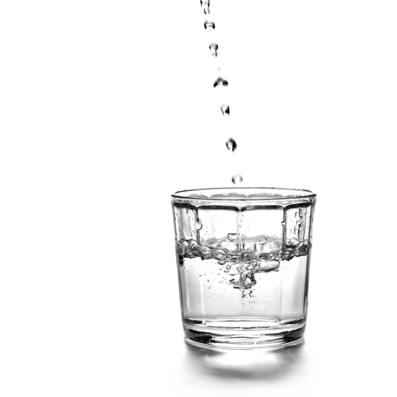 vaso talla L de 35 cl siendo llenado de agua. Es de la colección SURFACE by Sergio Herman, de cristal potásico, líneas rectas inspiradas en el clásico tumbler.