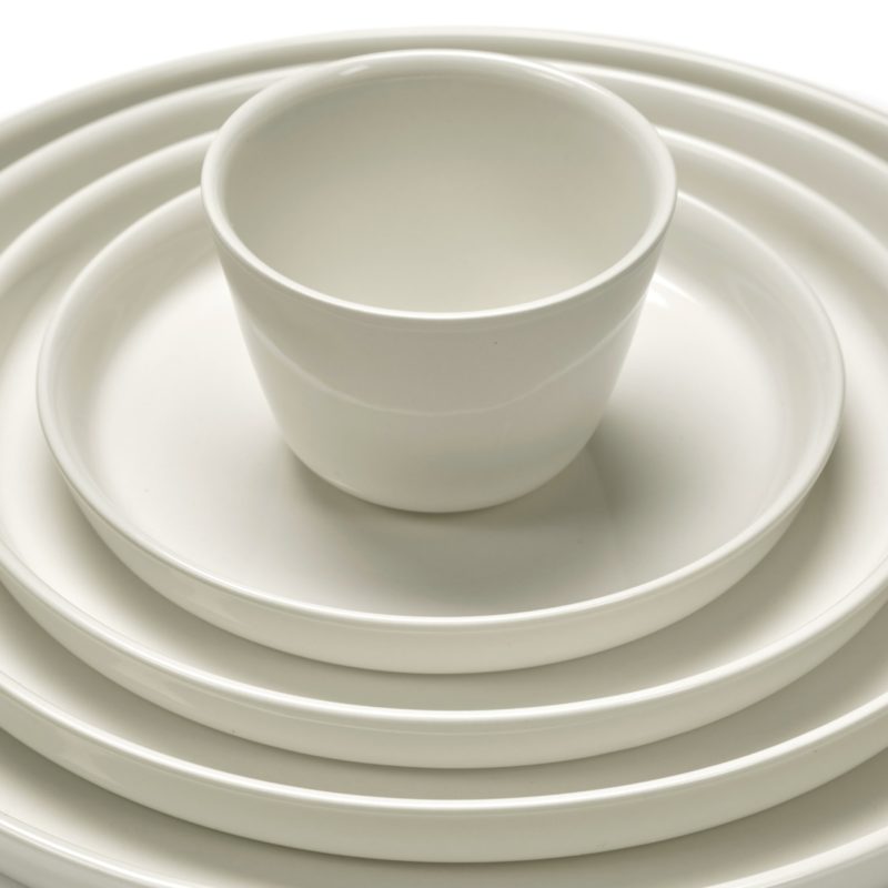 Conjunto de platos y taza de porcelana, en color marfil CENA diseñado por Vincent Van Duysen.