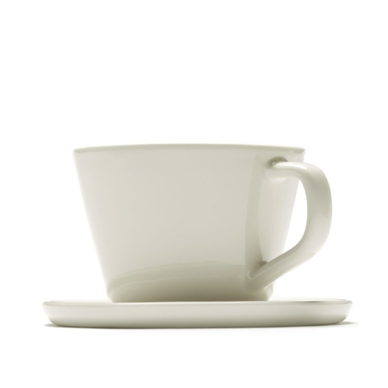 platillo y taza para cappuccino, de porcelana, en color marfil CENA diseñados por Vincent Van Duysen. Vista perfil.