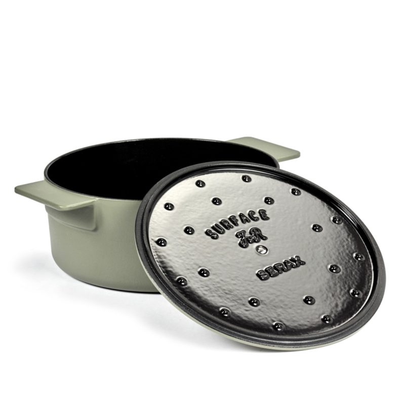 olla de 26 cm diámetro con su tapa, cocina de hierro fundido de la colección SURFACE by Sergio Herman