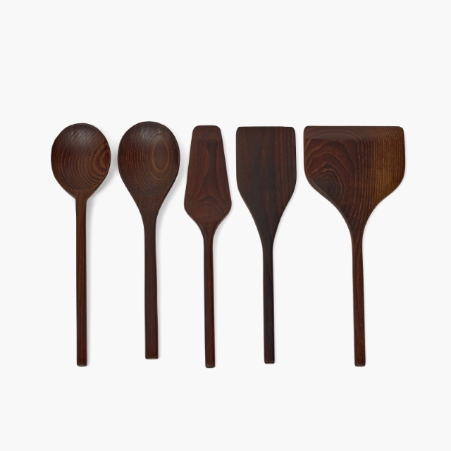 Set de utensilios de cocina en madera de fresno carbonizado Colección PURE ordenados
