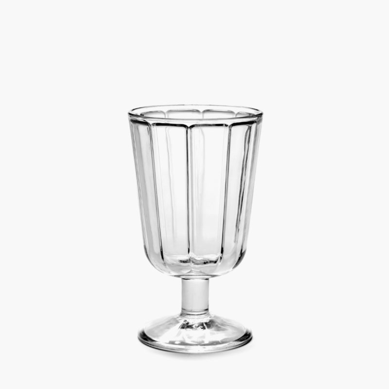 copa de vino tinto de 23 cl de la colección SURFACE by Sergio Herman, de cristal potásico, líneas rectas inspiradas en el clásico tumbler. Fondo gris