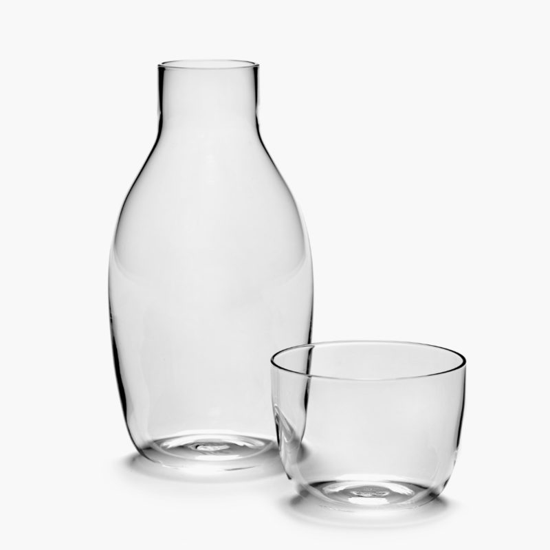conjunto de jarra y vaso bajo de 75 y 20 cl de vidrio potásico de la colección Passe-partout diseñada por Vincent Van Duysen. Sobre fondo crudo.