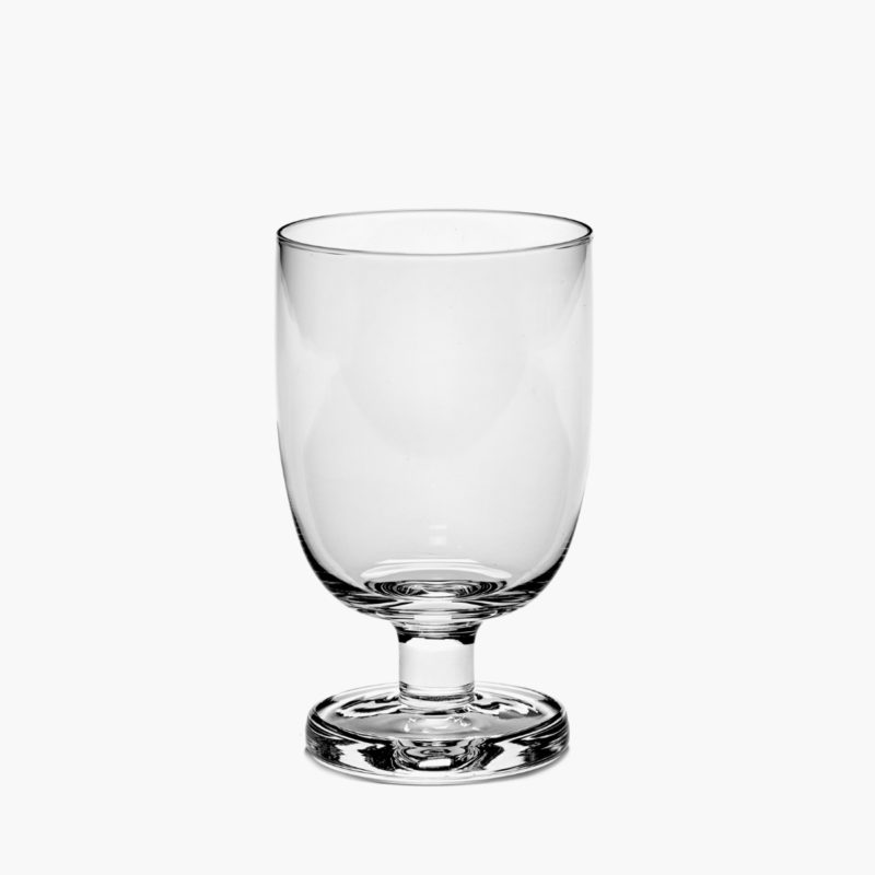 copa de tallo corto de 35 cl de vidrio potásico de la colección Passe-partout diseñada por Vincent Van Duysen. Sobre fondo crudo.