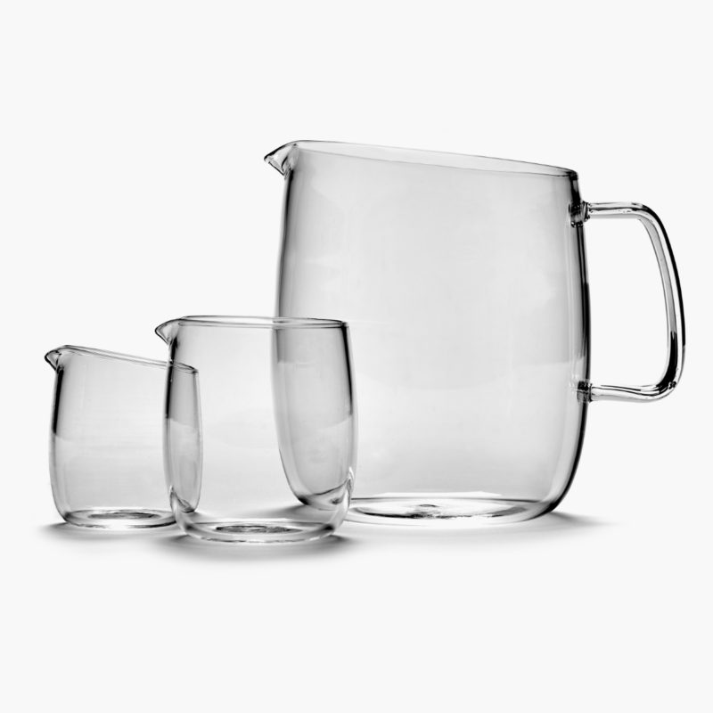 colección de jarras de vidrio de borosilicato de la colección Passe-partout diseñada por Vincent Van Duysen. Sobre fondo crudo.