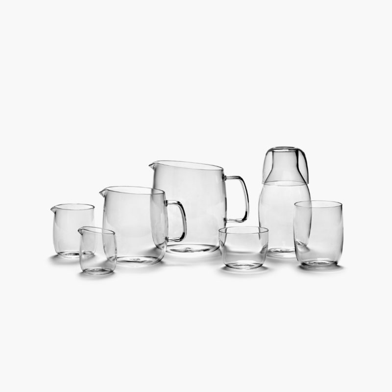 colección de jarras, vasos y botellas en vidrio de borosilicato de la colección Passe-partout diseñada por Vincent Van Duysen