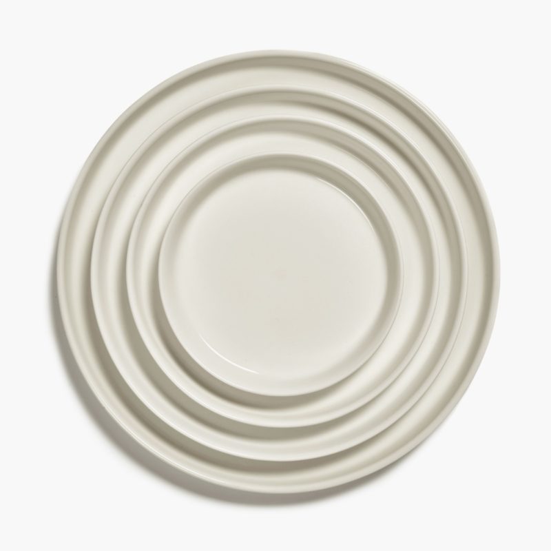 Conjunto de platos de porcelana, en color marfil, colección CENA diseñado por Vincent Van Duysen. Vista desde arriba.