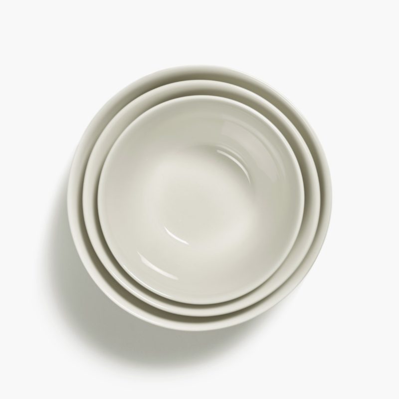 Juego de boles agrupados, de porcelana, en color marfil CENA diseñado por Vincent Van Duysen. Vista con aire.