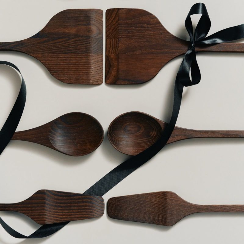 Set de utensilios de cocina en madera de fresno carbonizado Colección PURE ideal para regalo