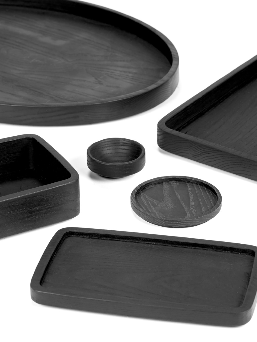 colección de bandejas y accesorios de mesa PASSE-PARTOUT en madera de fresno carbonizada