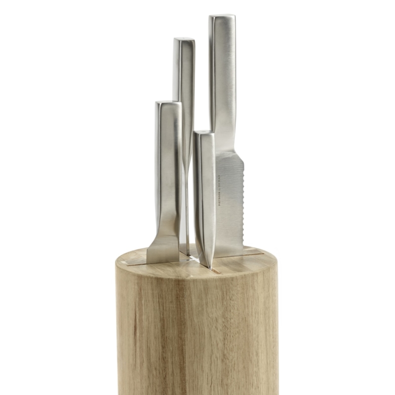 Set de 4 cuchillos de acero + base de madera de la colección BASE diseñada por Piet Boon. Cuchillos saliendo de la base.