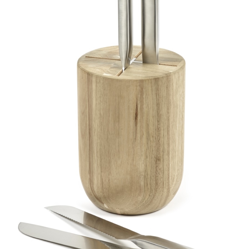 Set de 4 cuchillos de acero + base de madera de la colección BASE diseñada por Piet Boon. Detalle base