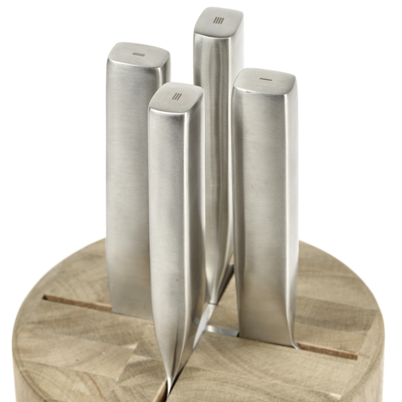 Set de 4 cuchillos de acero + base de madera de la colección BASE diseñada por Piet Boon. Detalle mangos.