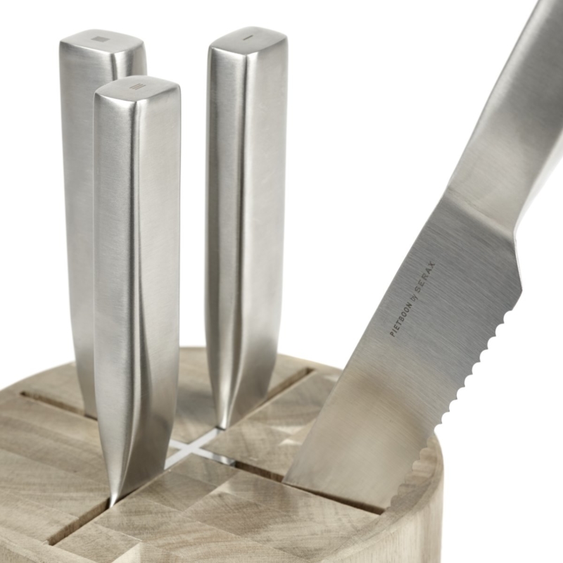 Set de 4 cuchillos de acero + base de madera de la colección BASE diseñada por Piet Boon. Detalle inserción en la base