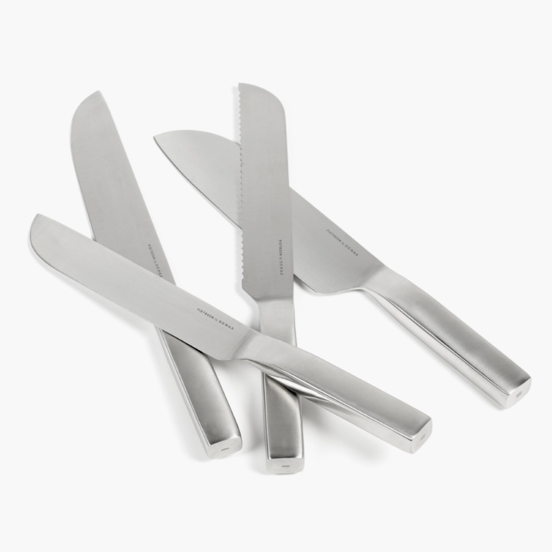 Set de 4 cuchillos de acero de la colección BASE diseñada por Piet Boon dispuestos sobre una superficie blanca
