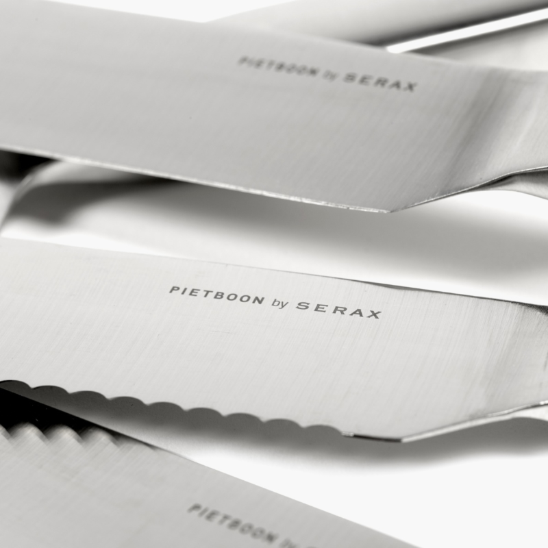 Set de 4 cuchillos de acero + base de madera de la colección BASE diseñada por Piet Boon. Detalle cuchilos